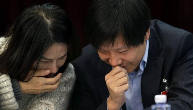 这是一张关于苏宁和锤子意味深长的照片 
