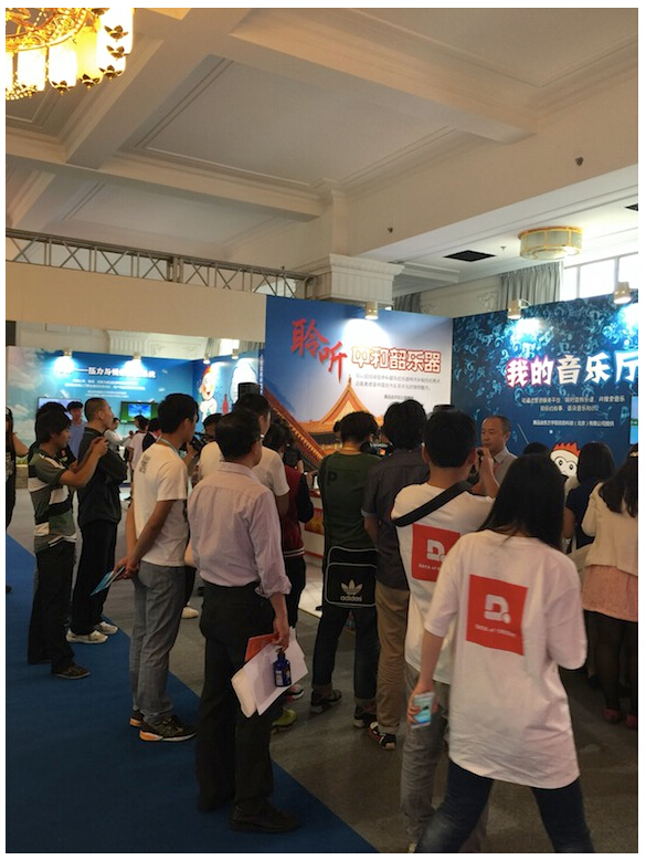 东方宇阳电子乐谱台亮相科技周 