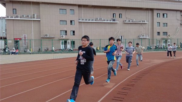 中学体育寒假作业：每天长跑2000米，开学测耐力